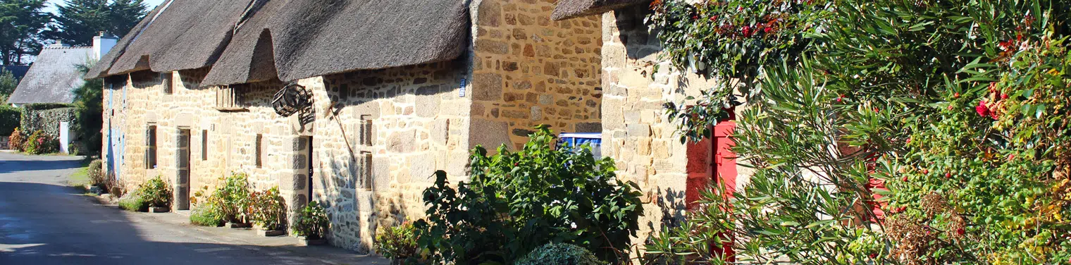 dorpen met rieten daken in bretagne