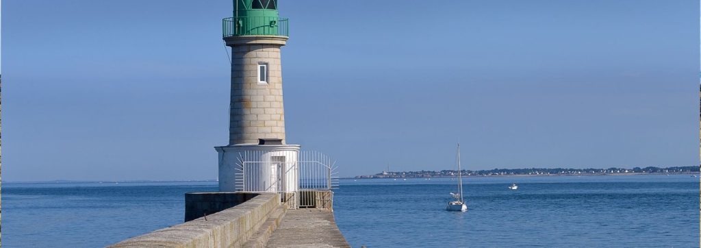 Tréhic pier and lighthouse