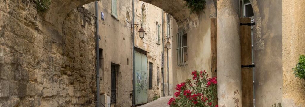 Une ruelle dans le village ancien d'Uzès