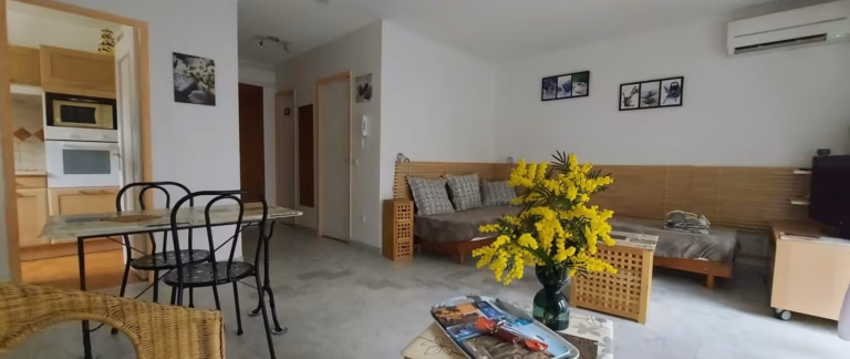 Ferienwohnung „L’Orée du Bois“ in Hyères, im Süden des Departements Var. 3-Sterne-Klassifizierung. Klimaanlage. Bewachter Parkplatz. 2. Etage. Aufzug.